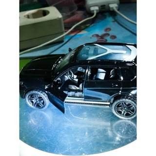 diecast BMW suv X7 1:36 model
