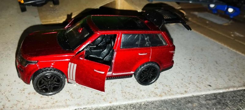 diecast Land rover red lotus skala 1:36