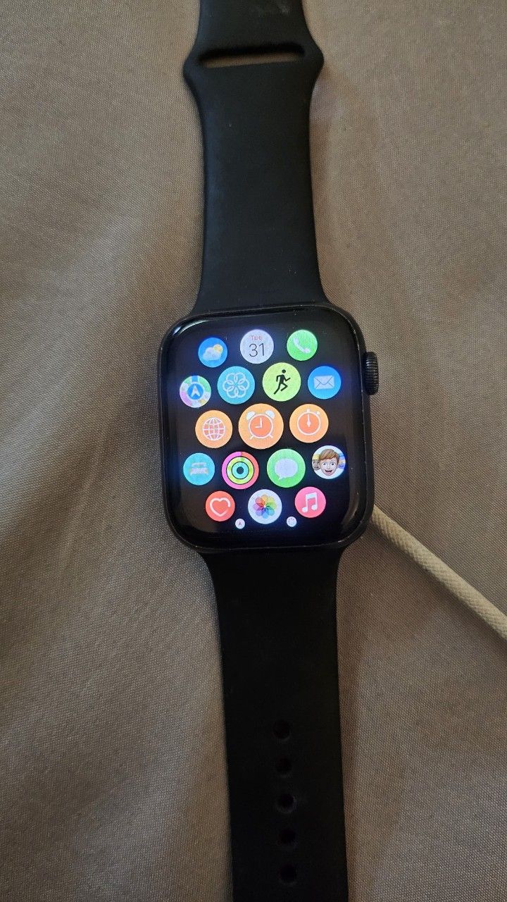 52 Apple Watch series 5 - 44 MM (Black) GPS Only