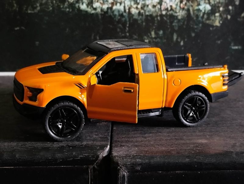 diecast toyota hilux skala 1:36 authentic yellow