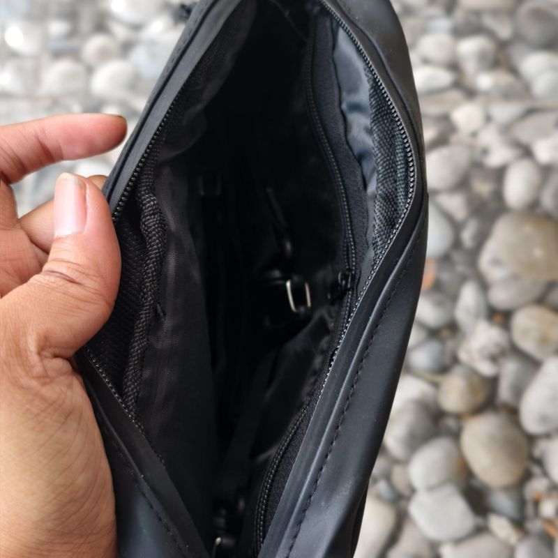 Tas Selempang Pria Quicker - Hitam