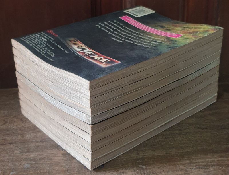 Komik Dark Edge 1-10. Lukman Ariwibowo