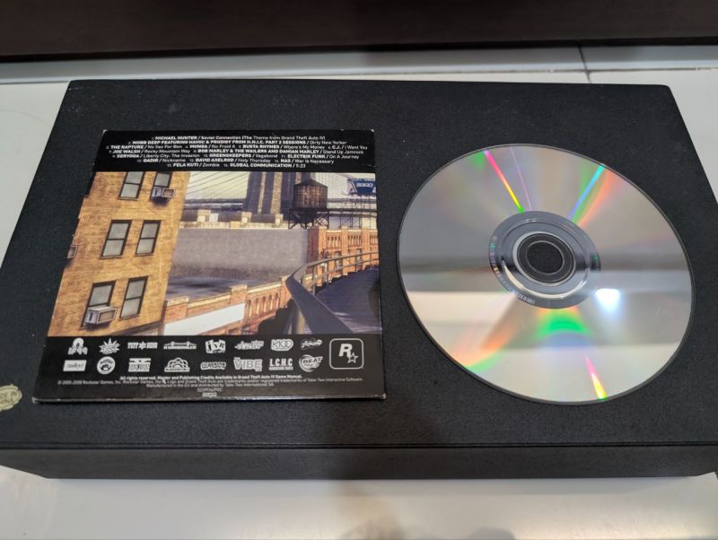 GTA IV Bonus container + cd soundtrack