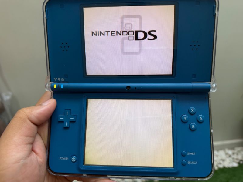 Nintendo DSi XL biru
