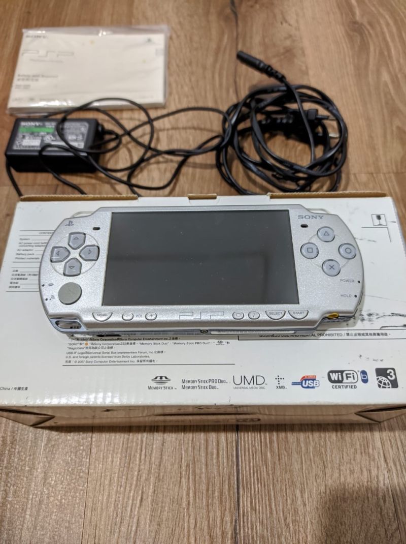 Kak Sandy Tan - Sony PlayStation Portable Slim & Lite (PSP-2006) Ice Silver