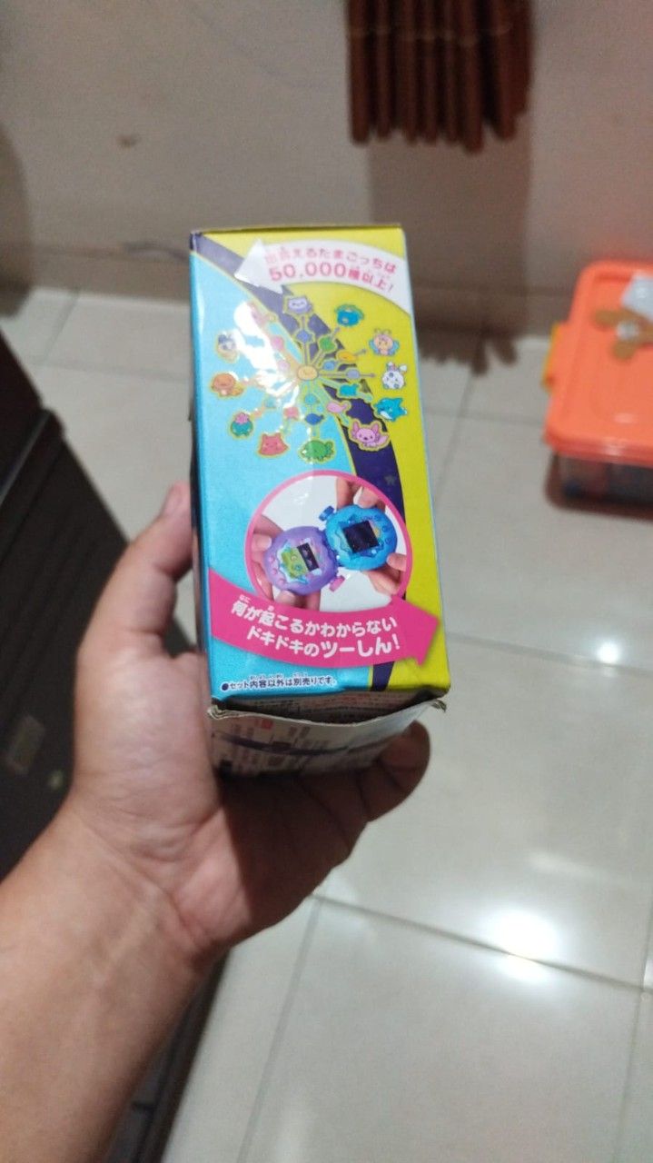 Tamagotchi Paradise  (BLUE) BNIB (box damage)