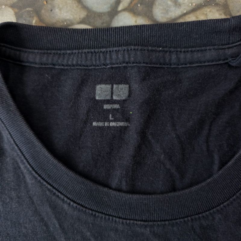 Kaos Uniqlo Polos Navy Size L – Basic Cotton Tee