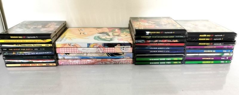 Set DVD Dan CD bajakan