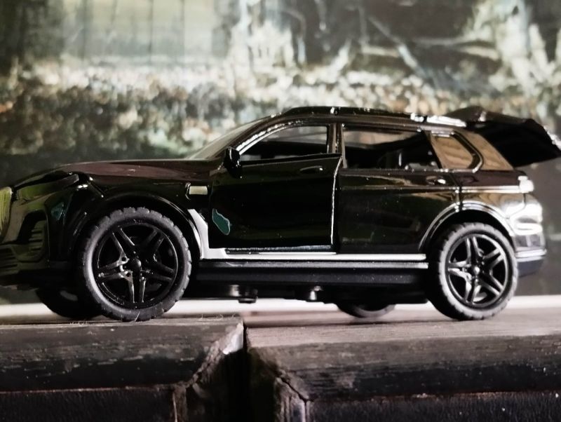 diecast BMW m-power SUV version skala 1:36