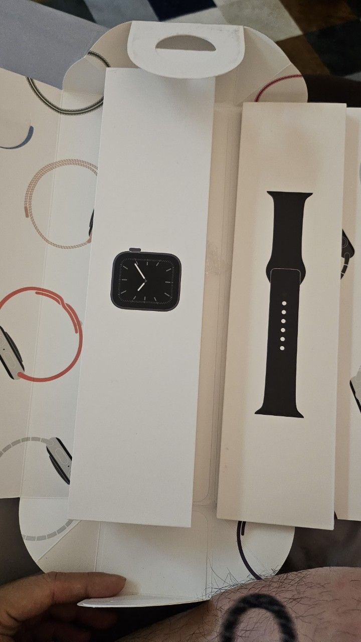 52 Apple Watch series 5 - 44 MM (Black) GPS Only