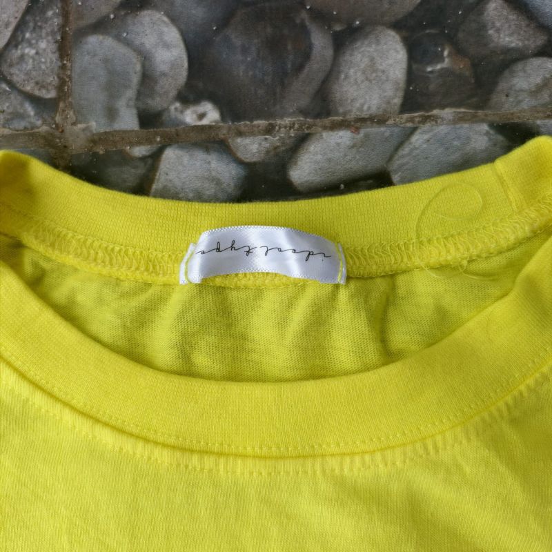 Kaos Aloha Quik Bunny Kuning – Unisex Size L – Graphic Tee Vintage Streetwear