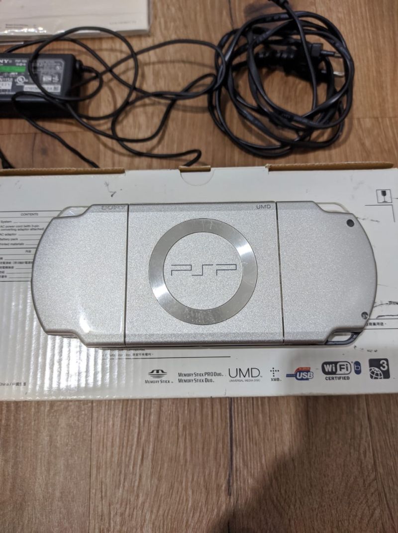 Kak Sandy Tan - Sony PlayStation Portable Slim & Lite (PSP-2006) Ice Silver